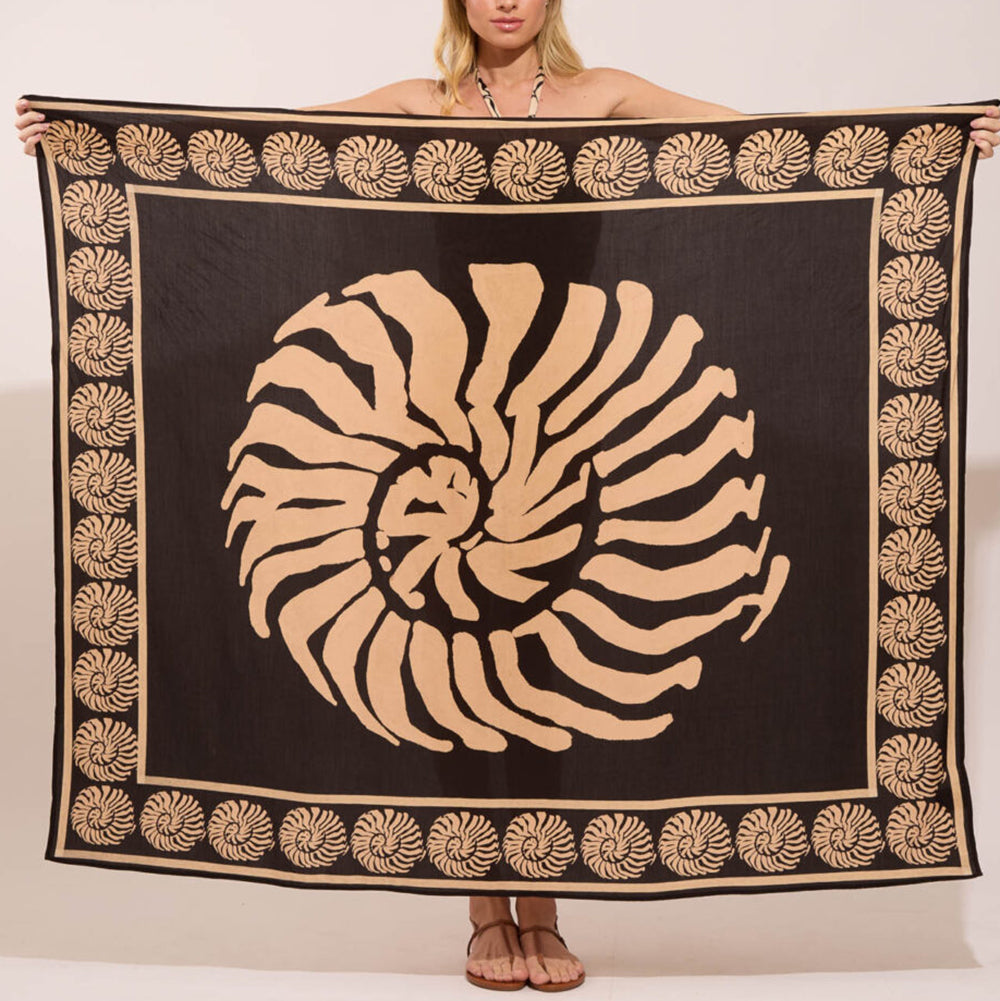 Black V-Neck Conch Decoration One Piece Swimsuit and Sarong