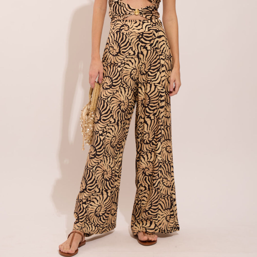 Black V-Neck Conch Decoration One Piece Swimsuit and Sarong